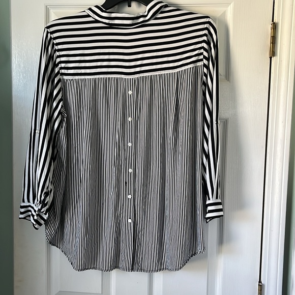 1x Jane Delancey black and white stripe button up shirt. - Picture 4 of 4